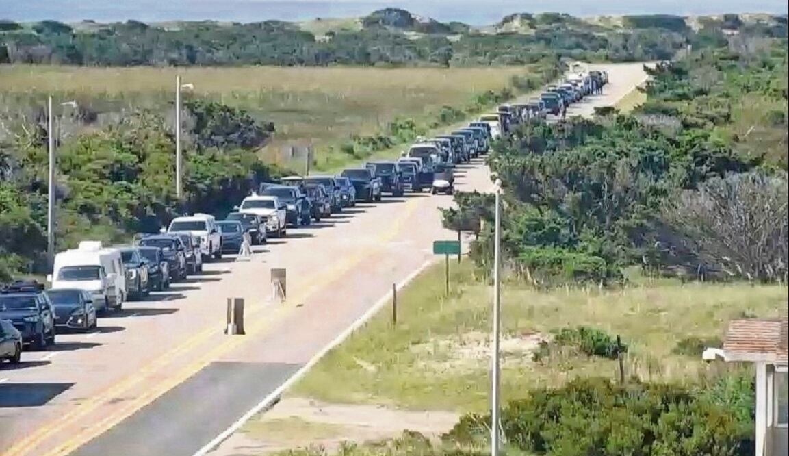 Vehículos evacúan la isla Ocracoke, en Carolina del Norte, ante el impacto del peligroso huracán Erin. Foto: AP