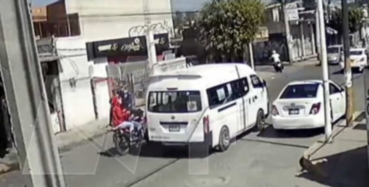 Sujetos en moto se emparejan a combi y abren fuego en contra de pasajeros en Tultepec 
