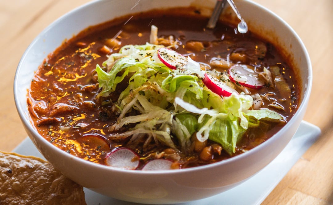 El pozole es uno de los platillos nacionales típicos que se consumen en las fiestas patrias. Imagen: Unsplash