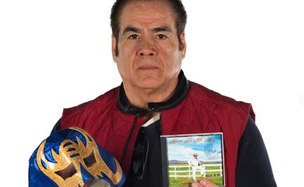 Máscara Año 2000 cambia las llaves por el micrófono