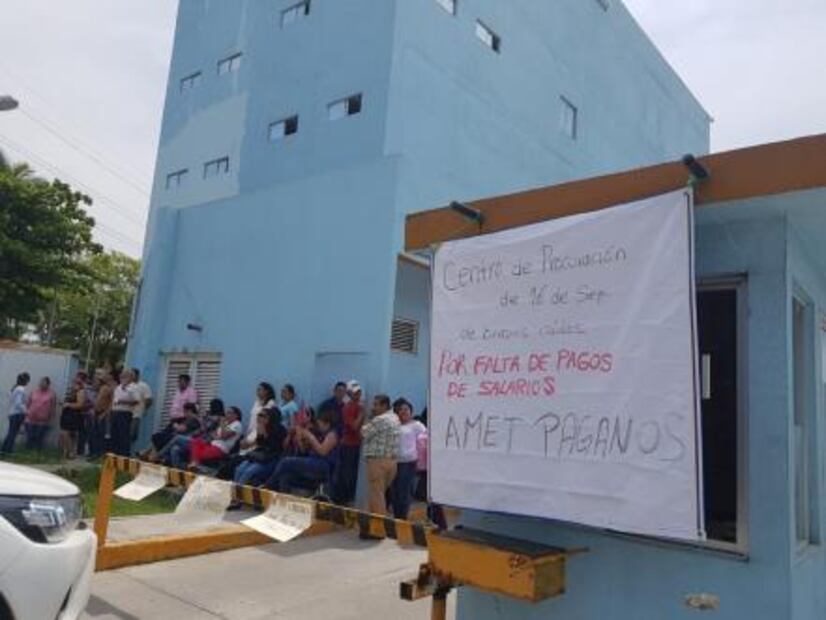 Trabajadores de la Fiscalía de Tabasco paran labores; demandan pago de compensaciones
