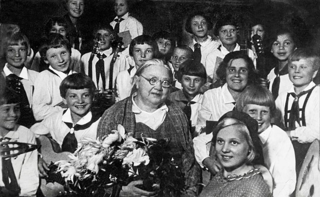 Nadezhda Krúpskaya en 1930, rodeada por niños Pioneros. La UNESCO estableció una medalla en su honor, para reconocer las labores contra el analfabetismo, otorgada entre 1969 a 1992, con un premio de 5 mil rublos patrocinados por la URSS. Las escuelas rurales mexicanas tuvieron una mención especial en 1970. Foto: ESPECIAL/V. I. Lenin Museum.