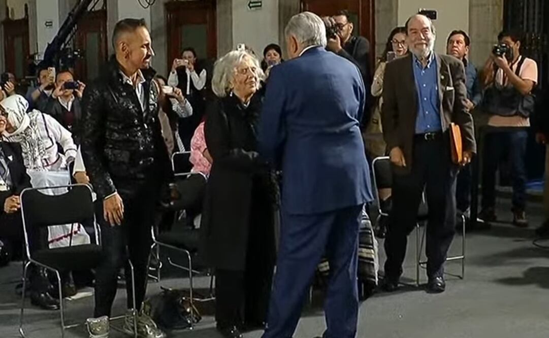 AMLO y Elena Poniatowska en la mañanera del 23 de septiembre. Foto: Captura