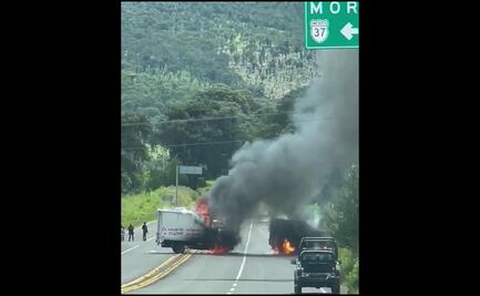 Normalistas roban e incendian vehículos en Michoacán