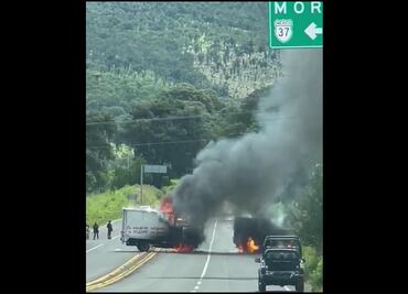 Normalistas roban e incendian vehículos en Michoacán