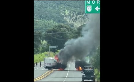 Normalistas roban e incendian vehículos en Michoacán