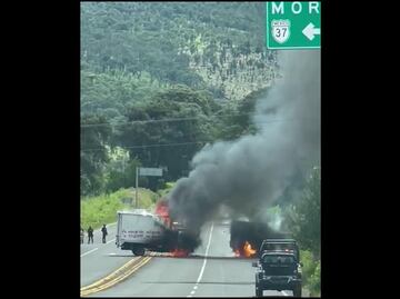 Normalistas roban e incendian vehículos en Michoacán