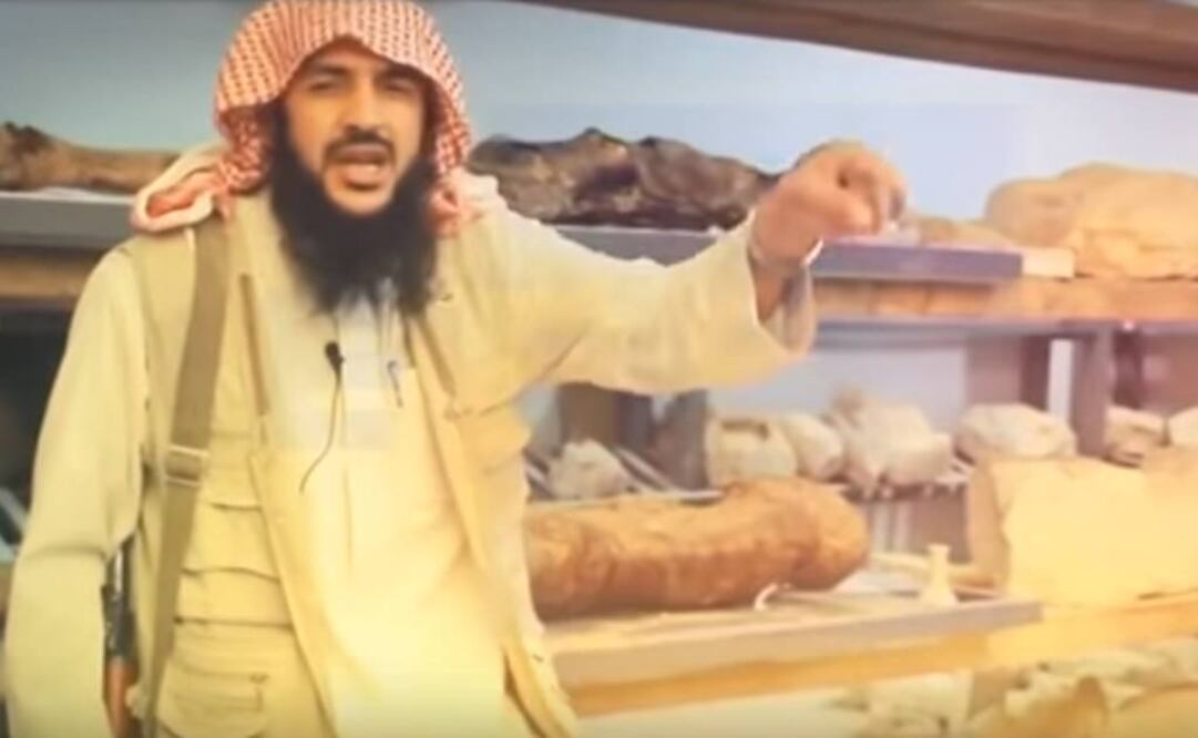 Uno de los seguidores del EI dice: "Destruiremos los ídolos en cualquier parte, dondequiera que los veamos los destruiremos, no hay más Dios que Alá en esta tierra". FOTO: Captura.