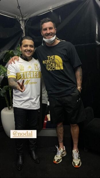 Jugadores de Tigres asisten a concierto y se toman foto con Christian Nodal