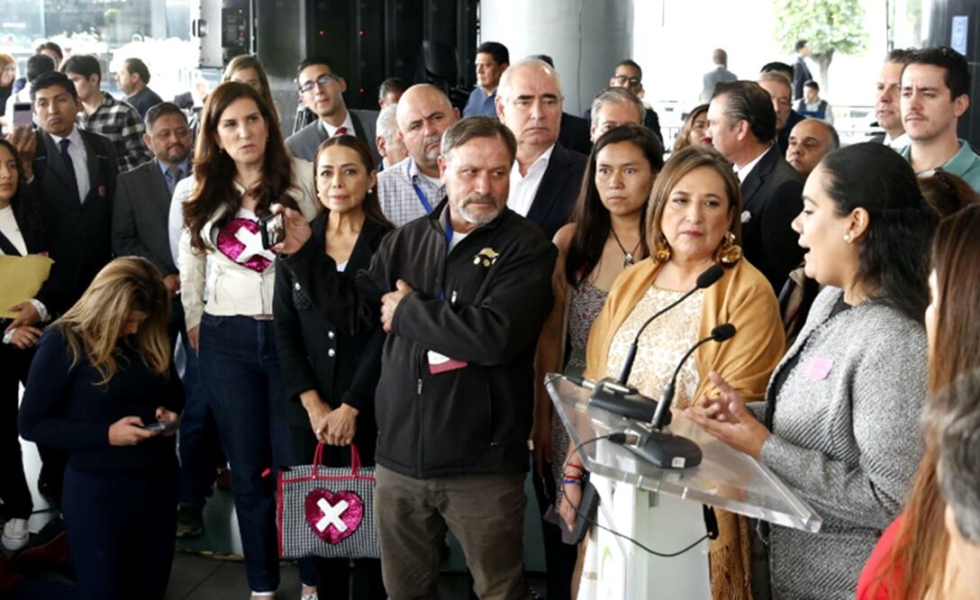 Activistas y dirigentes de varias organizaciones increparon a Xóchilt Gálvez al cuestionar si en caso de ganar la Presidencia de la República sólo atenderá a “las feministas de derecha”. Foto: especial