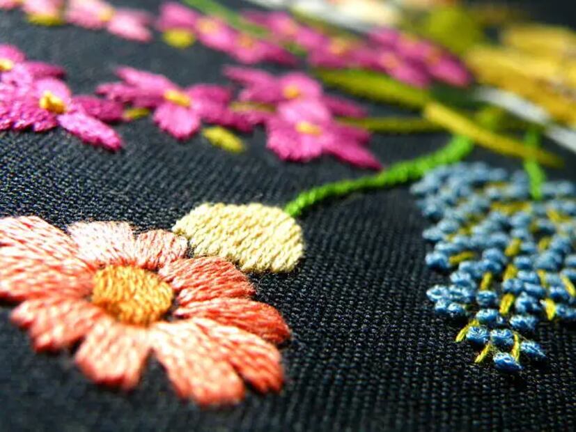 Las prendas con bordados deben lavarse, secarse, plancharse y guardarse de distinta manera para que los hilos no se deformen o deshilachen. Foto: Unsplash