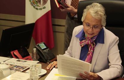 Acude Sánchez Cordero a oficinas de Segob