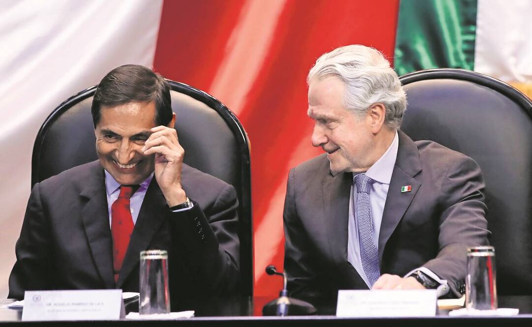 Rogelio Ramírez de la O, secretario de Hacienda, y el diputado Santiago Creel, durante la entrega del Paquete Económico. Foto: Archivo EL UNIVERSAL
