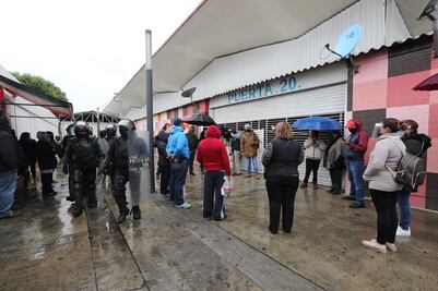  Administrativos querían sacar a locatarios: fiscalía