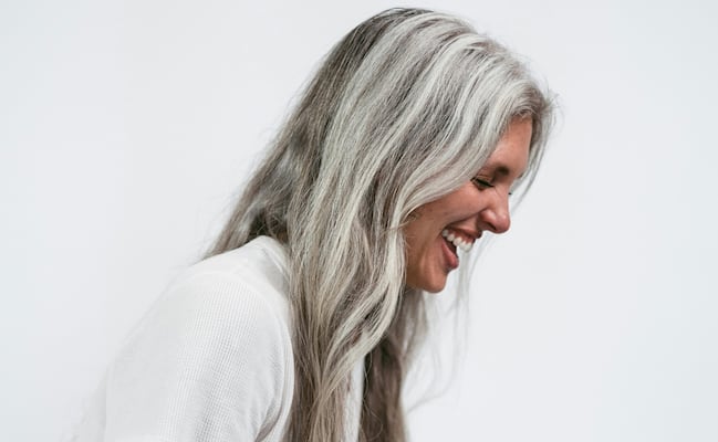 Por qué te salen canas en tus 20 o 30 y qué las causa 