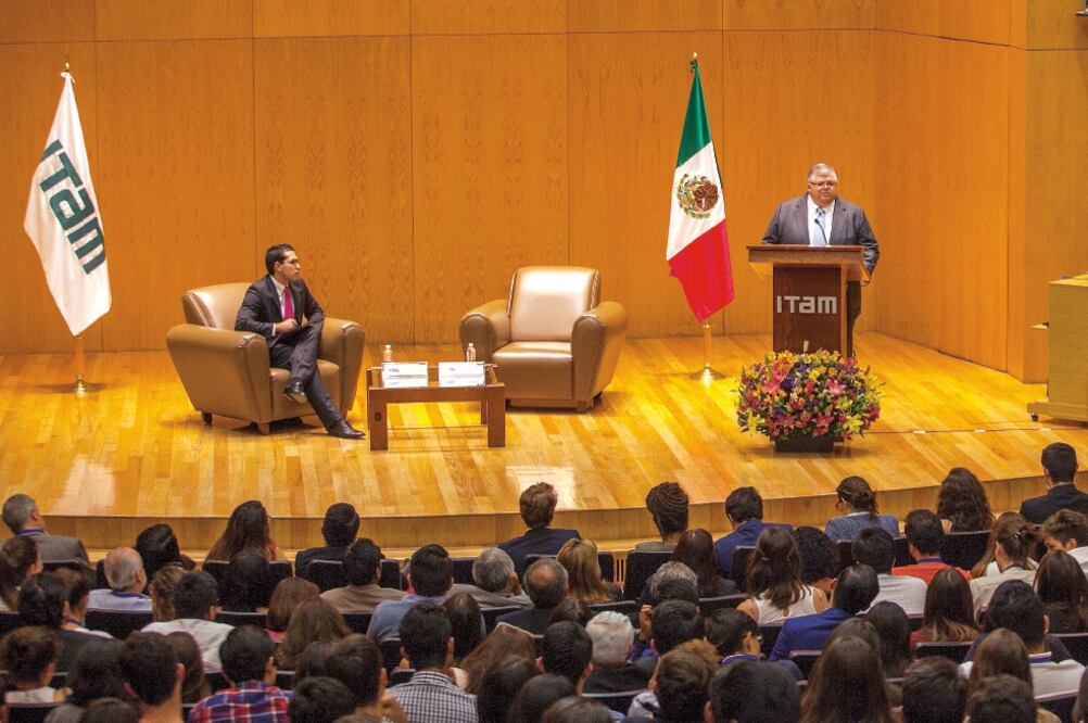 En una conferencia dictada en el Instituto Tecnológico Autónomo de México, el gobernador del Banco de México, Agustín Carstens, dijo que la cooperación entre las naciones requiere de un alto grado de voluntad política. (CAMILA MATA. EL UNIVERSAL)