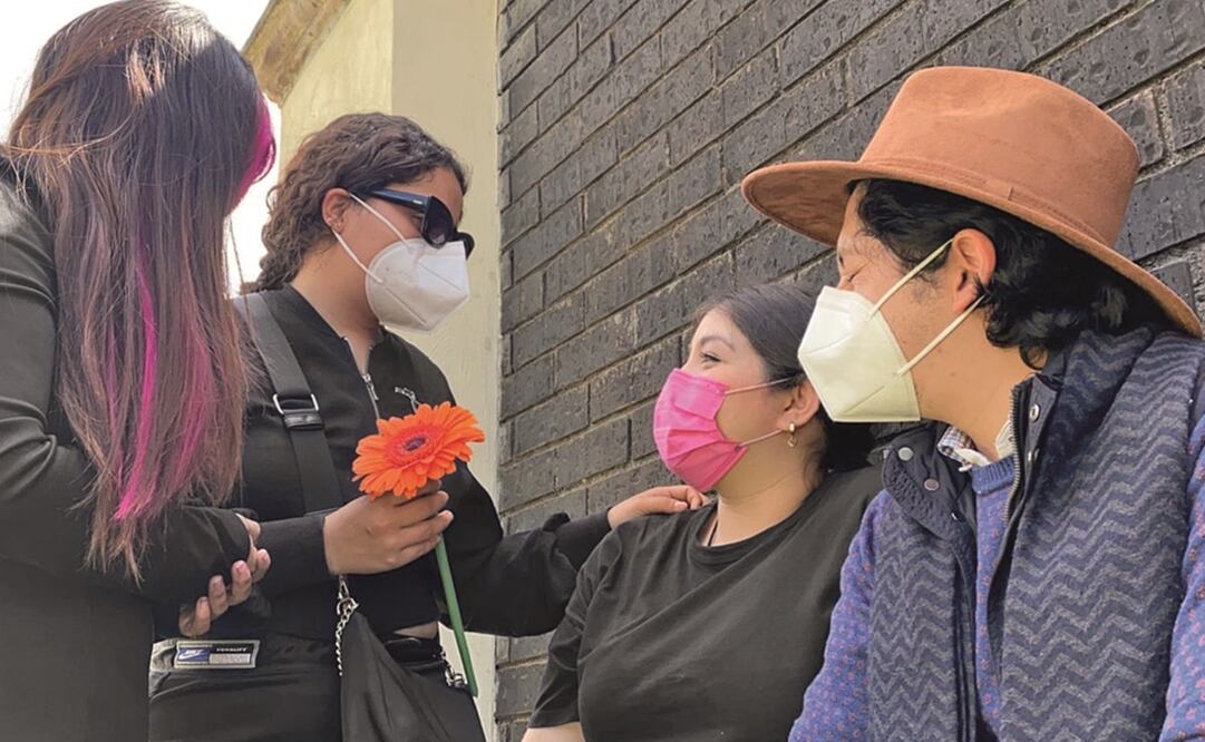 Amigos de Claudio Sánchez Saucedo se congregaron durante el servicio funerario. El muchacho fue una de las seis víctimas del ataque armado ocurrido a las afueras de un bar de Morelia. Foto: Carlos Arrieta. El Universal