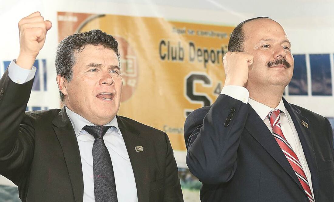 Juan Díaz de la Torre, presidente del SNTE, con el gobernador César Duarte durante su gira de trabajo por Chihuahua./Especial
