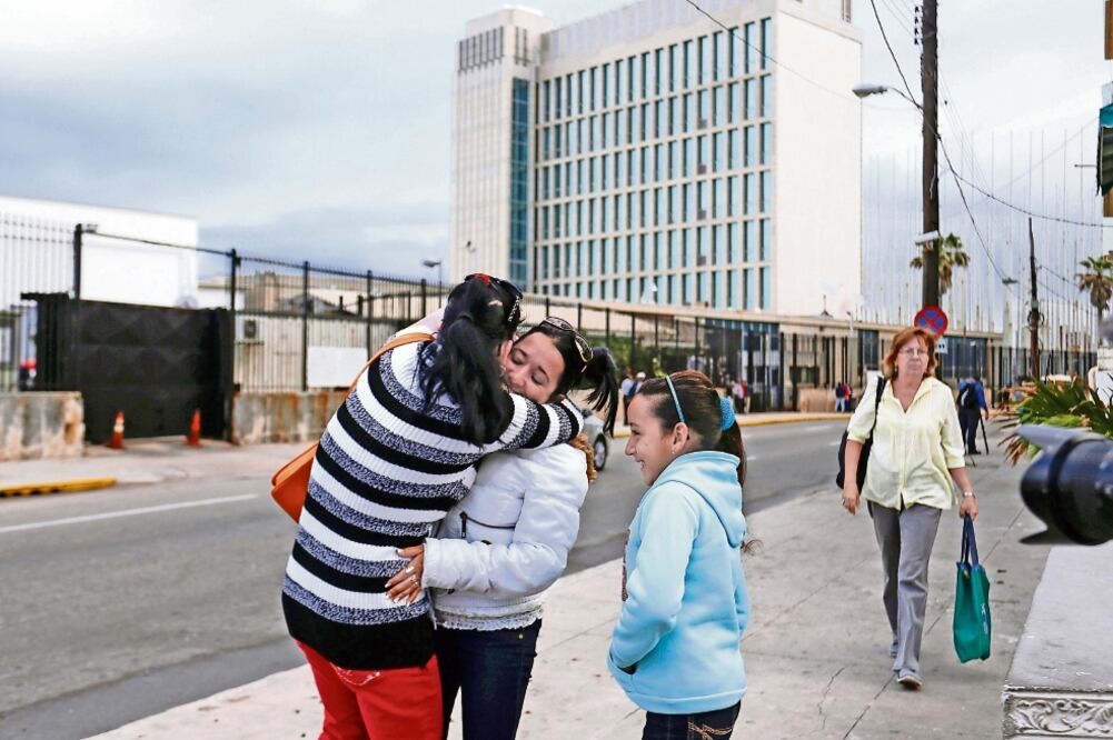 La cubana Dualenis Alvares (centro) celebra con una amiga después de que su hija consiguió la visa en la embajada de EU en La Habana (REUTERS)