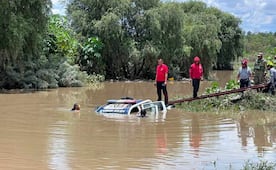 Tres mujeres mueren ahogadas dentro de una patrulla arrastrada por la corriente de un río en Puebla; policía sigue desaparecido