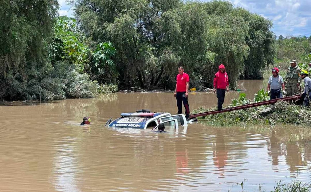 Mueren tres mujeres al ser arrastrados en una patrulla por corriente de un río en Puebla; policía sigue desaparecido.
Foto: Especial.