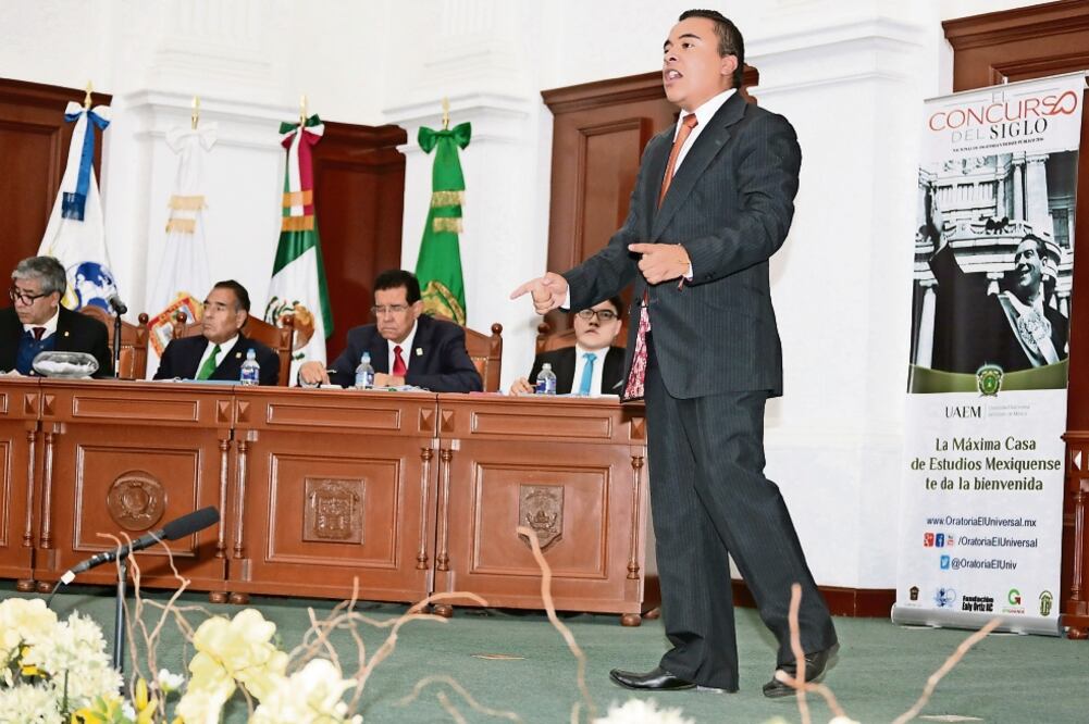 El participante Julio César Aguilar Balderas obtuvo por sorteo el tema de la legalización de la marihuana (BERENICE FREGOSO. EL UNIVERSAL)