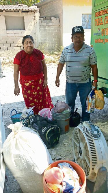 Algunos de los zapotecos se dirigen al ejido La Labor, van acompañados de sus esposas para que les cocinen y se encarguen de guardar el dinero que consiguen cada jornada laboral (ALBERTO LÓPEZ. EL UNIVERSAL)