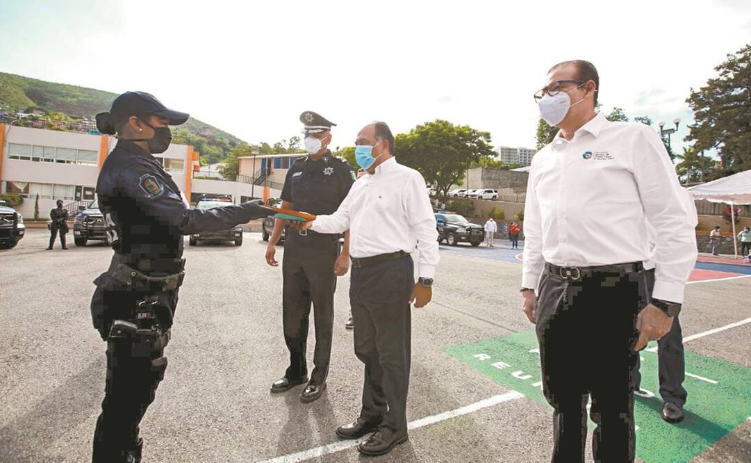 El gobernador Héctor Astudillo Flores (centro) reconoció el trabajo de los policías, además de su compromiso y profesionalismo. Foto: Especial