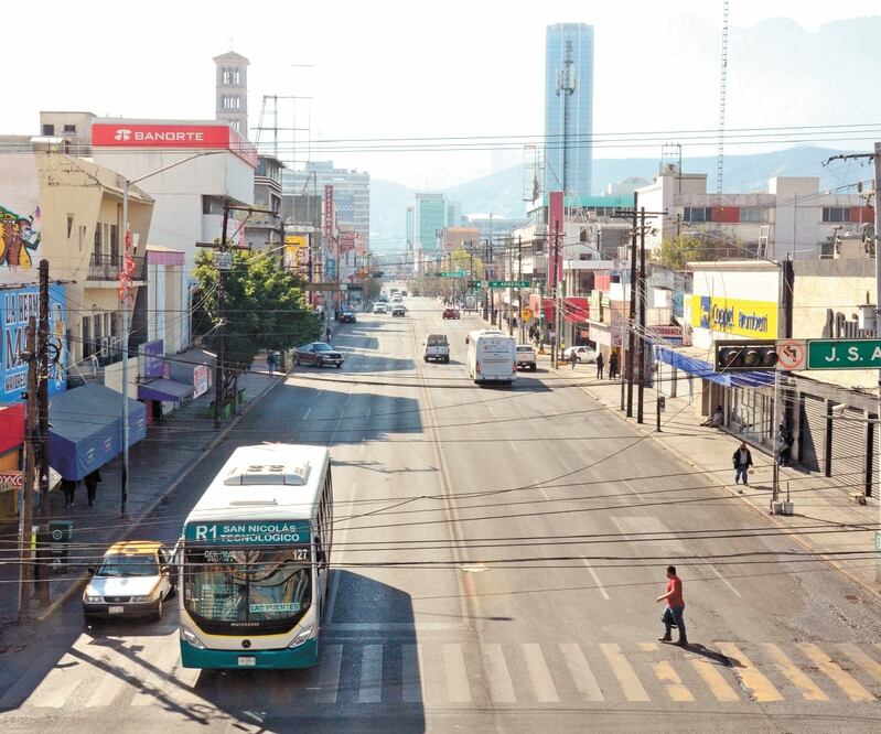 En el centro de Monterrey, la mayoría de los negocios que tenían que cerrar sus puertas lo hicieron, incluyendo tiendas Oxxo, restaurantes, zapaterías y otros giros. EMILIO VELAZQUEZ. EL UNIVERSAL