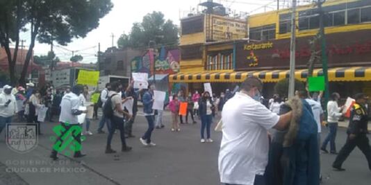 Comerciantes del Mercado de Artesanías Mexicano protestan por remodelación