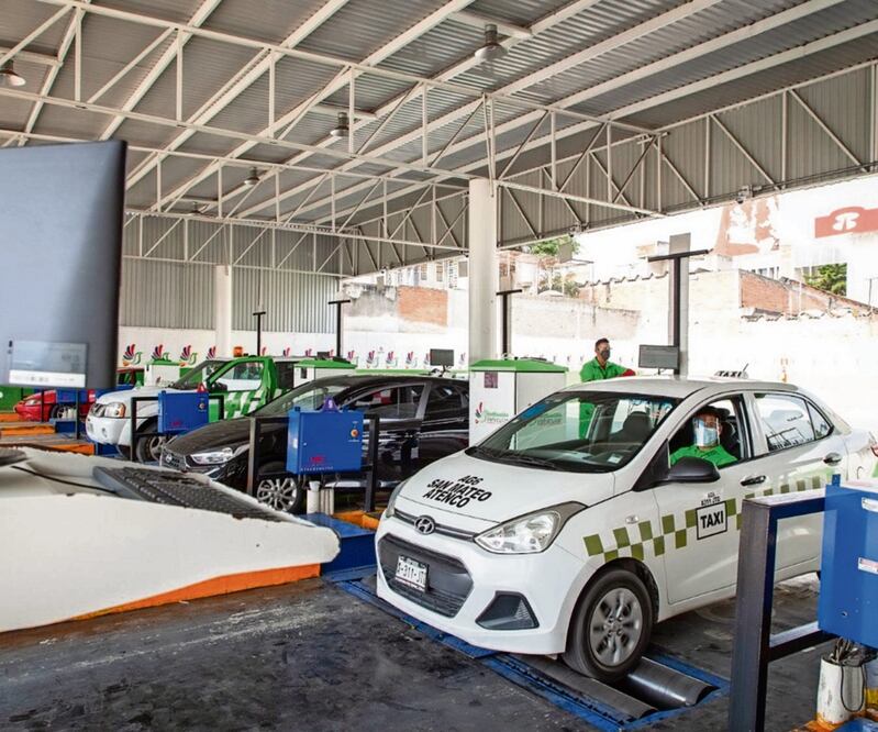 En el Estado de México quienes incumplen con la obligación de verificar su automóvil son acreedores a una multa de mil 924 pesos. Foto: Especial