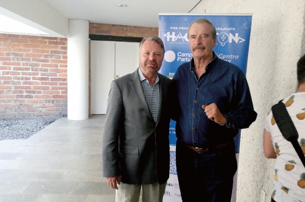 Jorge Castañeda, aspirante independiente a la Presidencia en 2018 (izq.), acudió al Centro Fox a presentar su nuevo libro, donde afirmó que sería “un desmadre” que hubiera muchos candidatos sin partido (ESPECIAL)