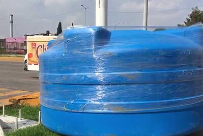 Sin aditamentos, tinaco instalado en Venustiano Carranza por megacorte