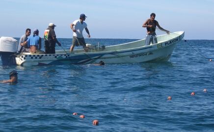 Rescatan a pescadores tras naufragar por turbonada en Yucatán