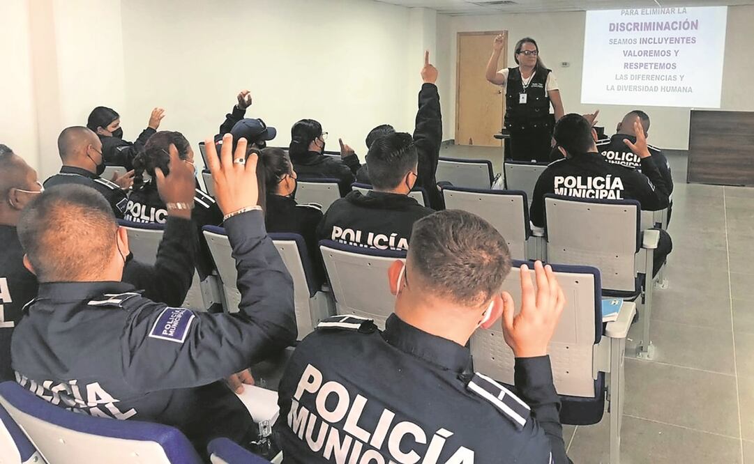 El activista Nasho Díaz se abrió paso en la administración pública mediante propuestas en pro de la comunidad LGBTTTIQ+; ha impartido talleres a policías. Foto: Especial