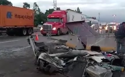 Tráiler se queda sin frenos y embiste tres camionetas en la México-Puebla; hay un muerto 