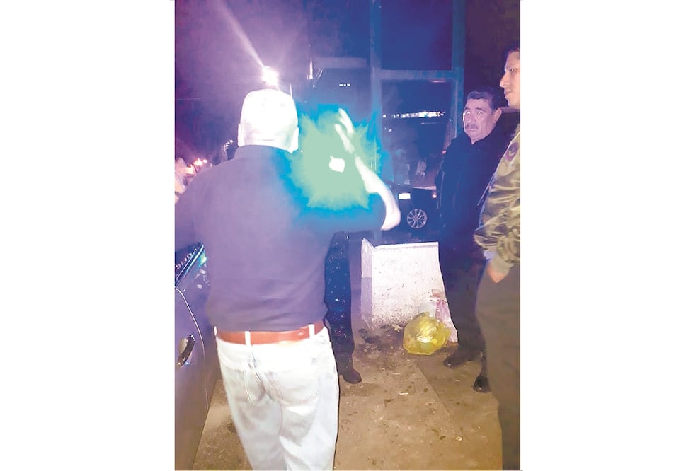 Operativo. Francisco “N” fue encontrado en flagrancia cuando descendió de su auto para arrojar cinco bolsas de plástico. Foto/ ESPECIAL