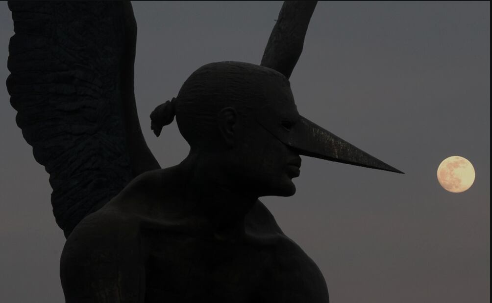 Imagen de la superluna fría con la escultura de El Vigilante, sobre la autopista México-Pachuca, en el municipio de Ecatepec, Edomex, el miércoles 3 de diciembre de 2025. Foto: Valente Rosas/EL UNIVERSAL