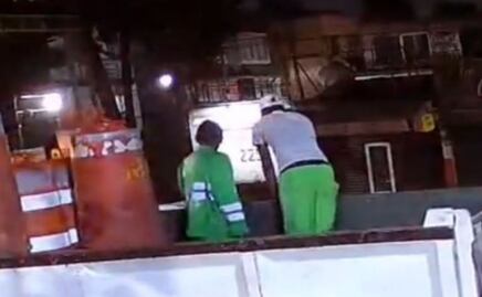 Obras CDMX investiga robo de coladeras por parte de supuestos trabajadores de limpia en Iztacalco