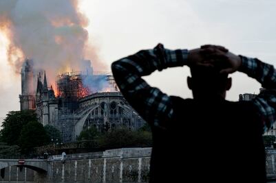 Parisinos lloran a la señora de Notre Dame por incendio