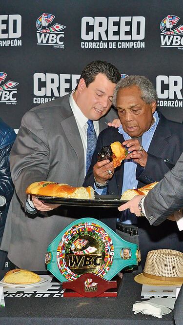 Mauricio Sulaimán con Ultiminio Ramos, ex campeón mundial pluma (CORTESÍA ALMA MONTIEL. CMB)