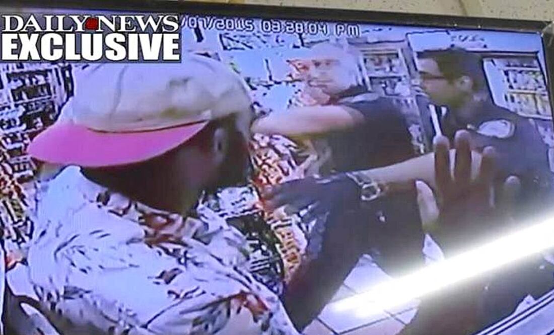 El video inicia con la imagen de Jennings, dialogando con un policía, tras lo cual el joven alza las manos; segundos más tarde, otro policía entra y le lanza un puñetazo al rostro Foto: Tomada de YouTube