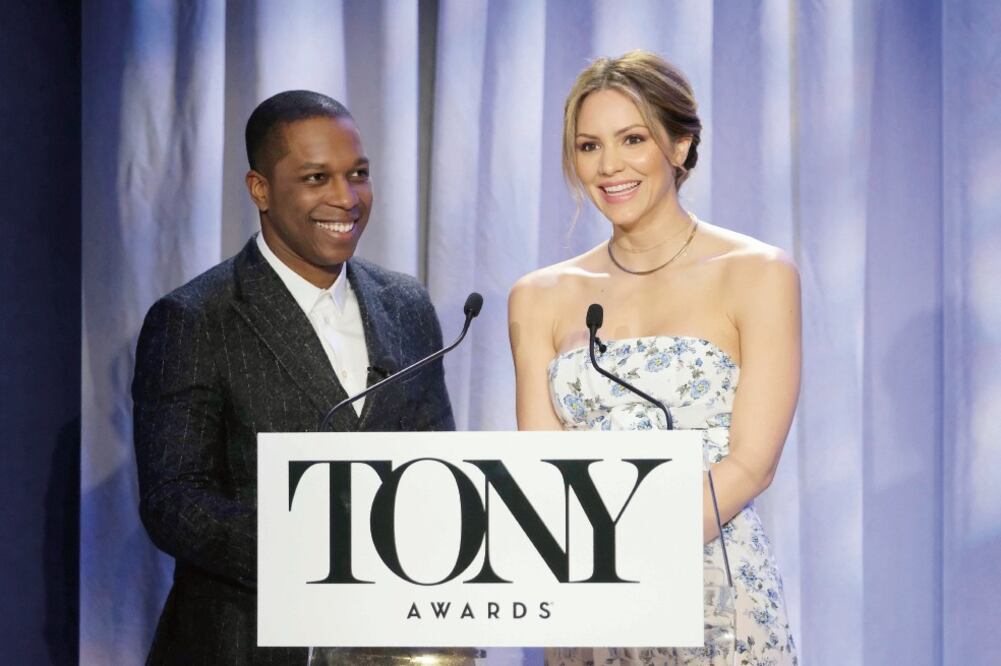 Leslie Odom Jr. y Katharine McPhee en las nominaciones. (INVISION / AP)