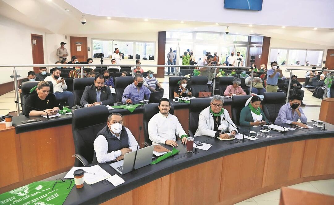 Con 16 votos a favor, la mayoría de diputados morenistas, del PT y Fuerza por México, junto a la diputada del PRI, Paz Ochoa, y Gabriela Cisneros, independiente, lograron aprobar los cambios legales. Foto: Especial