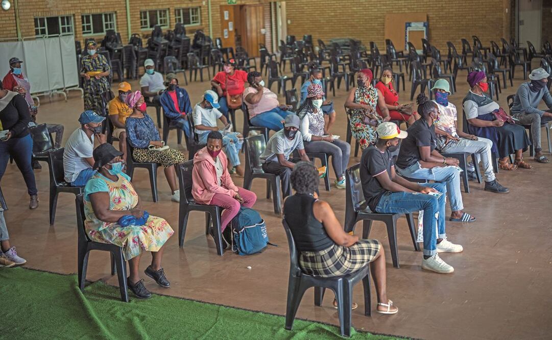 Personas, luego de recibir su vacuna contra el Covid-19 en Orange Farm, Sudáfrica. Los nuevos casos registrados del coronavirus en este país han pasado de unos 200 al día a mediados de noviembre, a más de 16 mil. Foto: Jerome Delay. AP