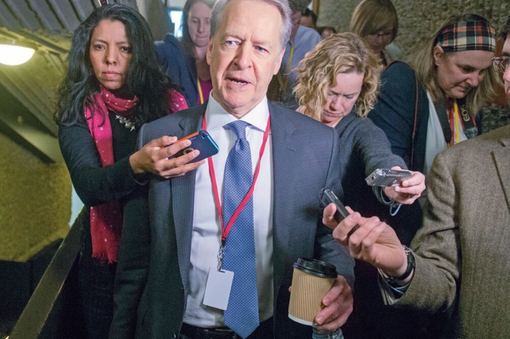 Steve Verheul, jefe negociador canadiense para el TLCAN, habla con periodistas durante un receso para comer en la sexta ronda en Montreal (RYAN REMIORZ.AP)