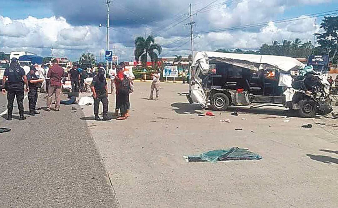 La camioneta Urvan, del transporte público que cubre la ruta Frontera Hidalgo-Tapachula, volcó sobre la carretera. Foto: Especial