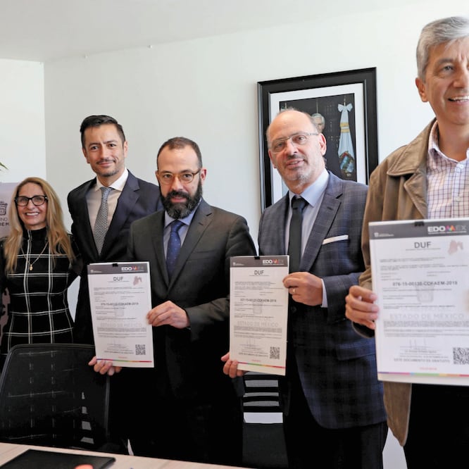 El secretario de Justicia y Derechos Humanos, Rodrigo Espeleta (centro), argumenta que los trámites se alargan por los reglamentos de los municipios. JORGE ALVARADO. EL UNIVERSAL