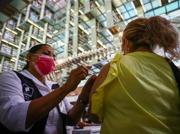 Estudio señala que las personas que enfermaron de Covid-19 también necesitan dos dosis de la vacuna