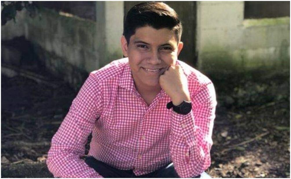 Hijo mayor del Gobernador de Yucatán se sienta en silla oficial. Foto: Especial